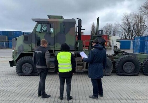 В Одессе пытались растаможить танковый тягач из Америки. Фото таможни