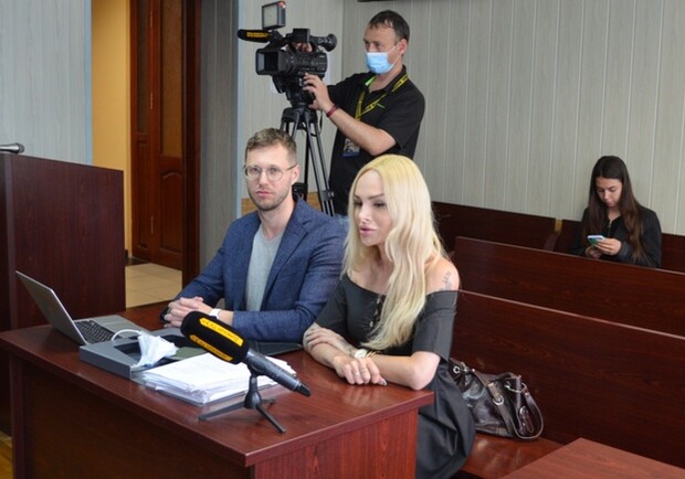 За "голые" фото на сайте знакомств: в Одессе судят трансгендерную девушку - фото