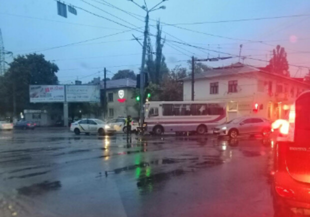 В Одессе маршрутка врезалась в столб: трамваи стоят. Фото: Даша Шевчук
