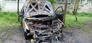 В Одесі затримали молодиків, які підпалили автомобіль: один із паліїв неповнолітній