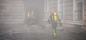 В Одесі на Дерибасівській спалахнула пожежа в житловому будинку