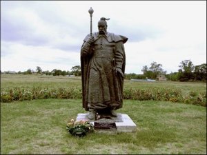 Судьба памятника Калнышевскому теперь зависит от суда. Фото с сайта: megamir.com.ua