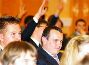 Депутаты на сессии занимаются физкультурой - голосуют поднятием рук. Фото с сайта: revisor.od.ua