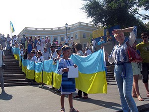 Огромный флаг снова накроет Потемкинскую на День Независимости. Фото с сайта: odessatourism.in.ua