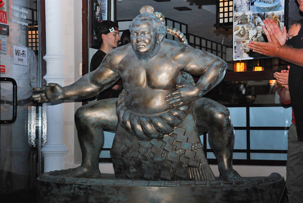 В Одессе установили памятник борцу сумо.
Фото - timer.od.ua.
