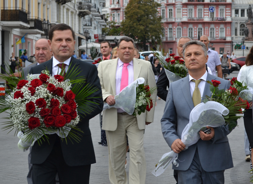 Руководство города возложило цветы к памятнику основателям Одессы.
Фото - Ирина Рудая.