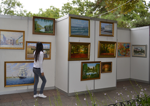 На Приморском бульваре открылась выставка картин.
Фото - Ирина Рудая.