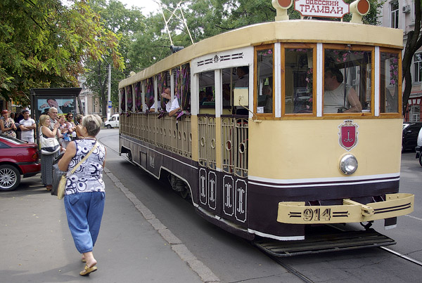 По Одессе ходит экскурсионный трамвайчик с оркестром.
Фото - Виктор Павлов.