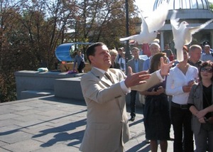 Одесский мэр выпустил голубей. Фото с сайта: odessa.ua