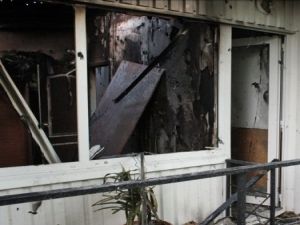 Правоохранители более трех часов "воевали" с убийцами и разрушили жилой дом. Фото с сайта: dymskaya.net