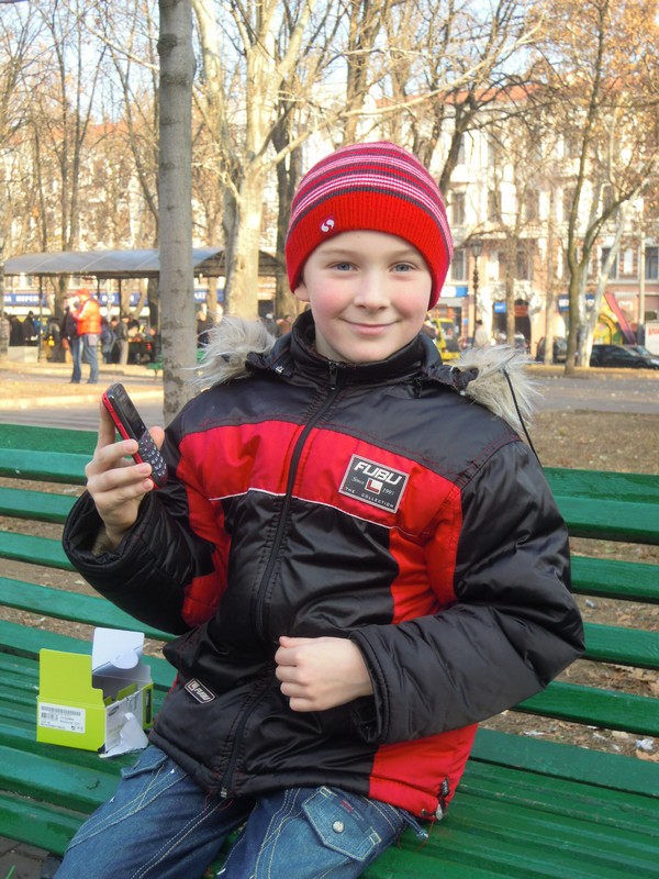 Андрей победил в конкурсе от "В городе" и получил в подарок мобильник.
Фото - Валерия Егошина.