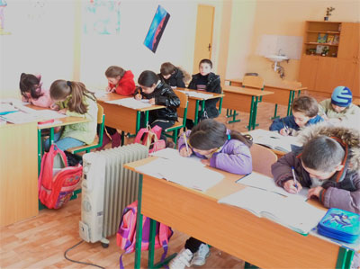 Школьники могут одеваться на учебу потеплее. Фото с сайта: ugo-osetia.ru.