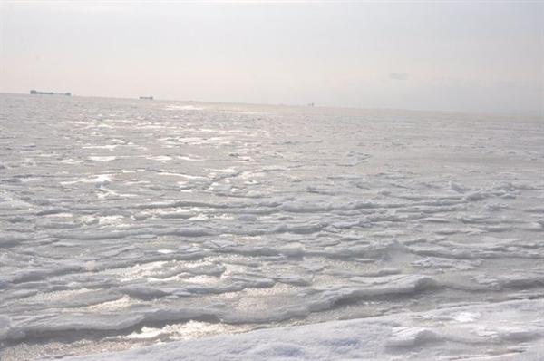 Одесситы решили прогуляться по льду и провалились. Фото с сайта: fishki.net.