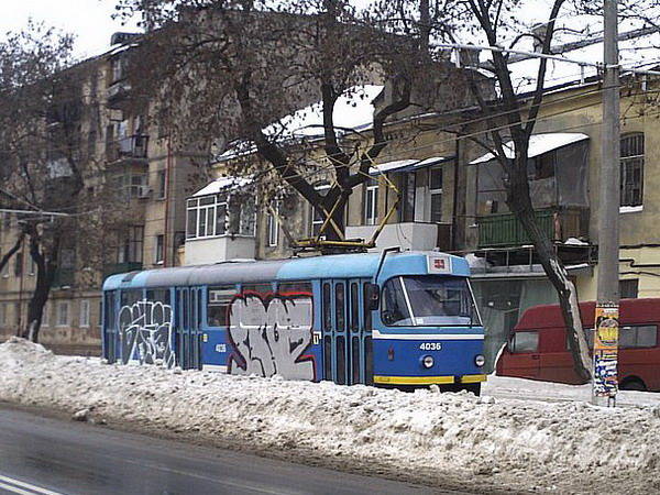 Трамваи периодически застревают на обледеневших рельсах. Фото с сайта: timer.od.ua.