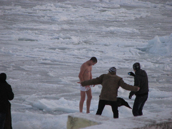 Мужчина без стеснения избавлялся от одежды. Фото: Станислав Бринюк.
