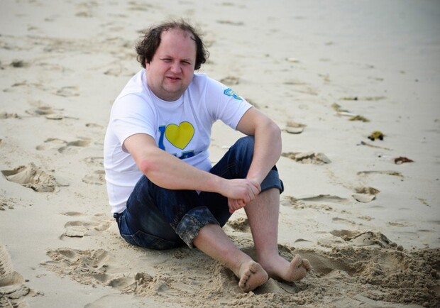 Лидер группы "Тик" в новом видео выбрасывает свой телефон на пляже в  ОАЭ, а находит его в Одессе. Фото - provse.te.ua