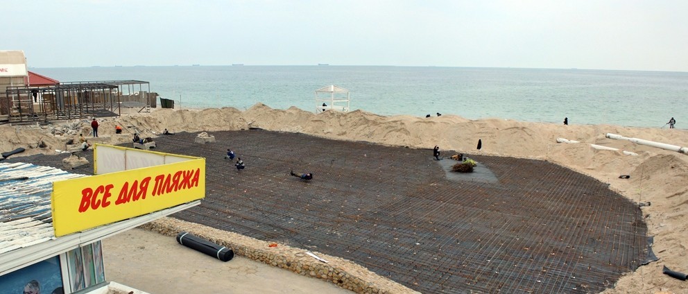На одесском пляже зальют бетоном целое поле. Фото -dumskaya.net