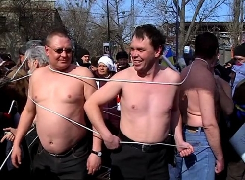 Мужчины решили показать свои торсы и поддержать Юлию Тимошенко. Фото - gazeta.ua