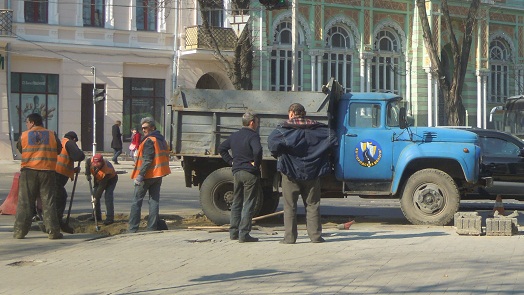 Рабочие перекрыли участок дороги в центре. Фото: Валерия Егошина.