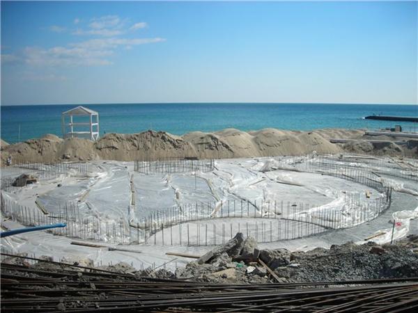 На месте пляжного комплекса кипит стройка. Фото - reporter.com.ua