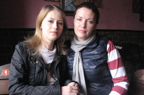 У Оли Шадровой (справа) в плену остались муж и тесть, а Наташа Писаренко ждет супруга. Фото — segodnya.ua