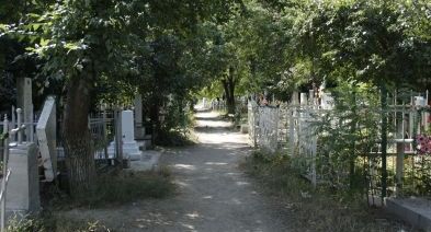 Школьник изувечил могилы. Фото - geo-search.ru