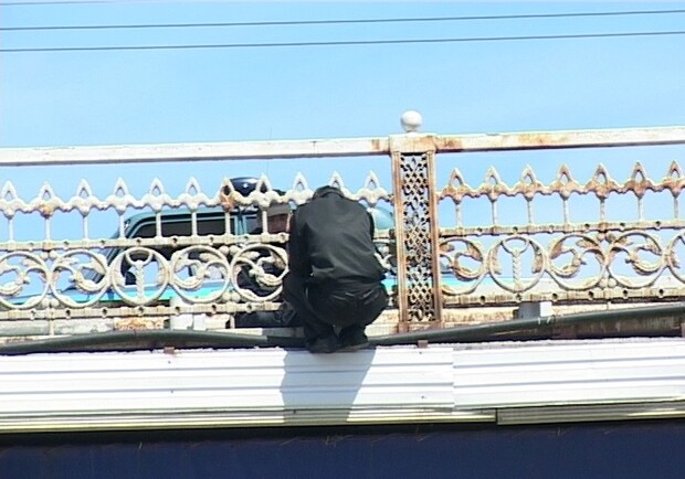 Мужчину уговорили не прыгать с моста. Фото - reporter.com.ua