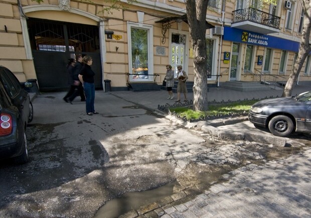 Работники разрыли яму, которая после дождя наполнилась зловонными стоками. Фото - dumskaya.net