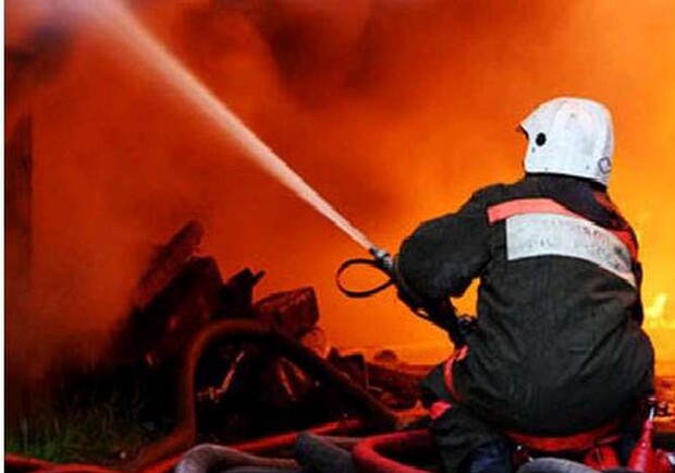 Сотрудники МЧС работают над ликвидацией пожара в районе Привоза. Фото - liveinternet.ru
