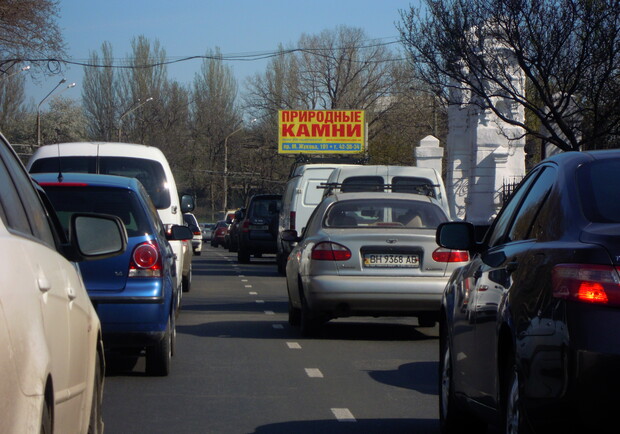 Автомобилисты стоят в утренних пробках второй день. Фото - Валерия Егошина.