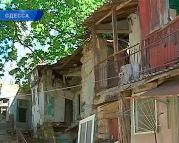 Старые дома рушатся в Одессе один за другим. Фото: podrobnosti.ua