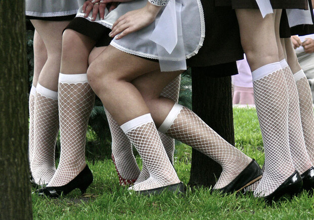 Вчерашние школьницы значительно потратятся на платья. Фото с сайта: photoclub.com.ua.