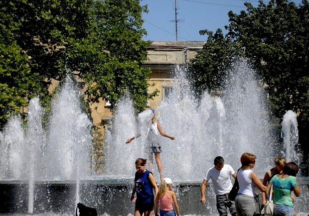 Еще немного и горожане начнут спасаться в фонтанах. Фото с сайта: fotki.yandex.ru.