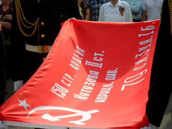 Хулиган хотел украсть красное знамя возле мэрии.
Фото - odessa.comments.ua