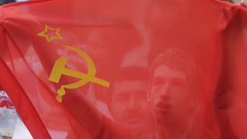 Разнимать буйных коммунистов пришлось прохожим. Фото - inosmi.ru