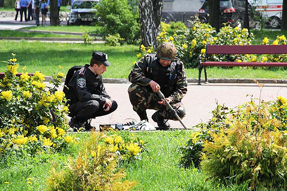 Взрывчатки специалисты в бесхозном чемодане не нашли. Фото - mvs.gov.ua
