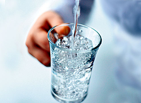 Специалисты не могут гарантировать, что после очистки вода будет полностью безопасной. Фото - novavoda.ru