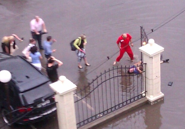 Люди пытались спасти мужчину, делая непрямой массаж сердца. Фото - Одесский форум. 
