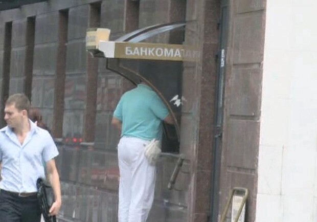 Мошенник промышлял, пока карточку не заблокировал банкомат. Фото - пресс-служба облУВД.