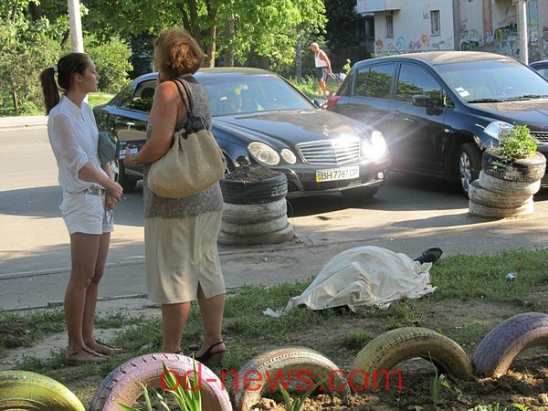 Никому ненужное тело пролежало на улице 2 часа. Фото - od-news.com
