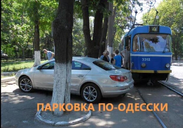 Так паркуются в Одессе. Фото: PrtSc с видео.