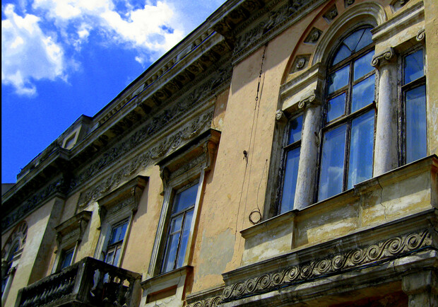 Туристы восхищаются архитектурой, но их расстраивает ее состояние. Фото - mitry-grankov.livejournal.com