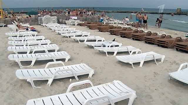 Городские пляжи заставлены платными шезлонгами. Фото - 1tv.ru