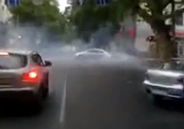 Автомобилист погонял в центре Одессы. Фото - скриншот видео. 