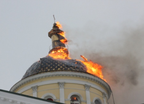 Огонь повредил крышу и купол колокольни. Фото: odessa.comments.ua