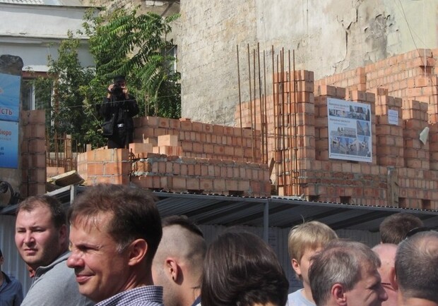Одесситы устроили митинг против строительства рядом с домом-стеной. Фото - Любовь Леонидова