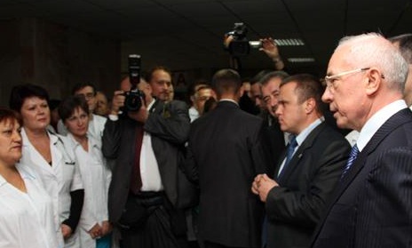 Азаров пообщался с медиками.
Фото - timer.od.ua