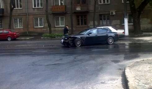 Элитные авто не поделили дорогу в Одессе. Фото - Мария Бабенко.