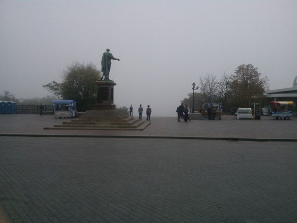 Туман скрыл Морвокзал. Фото с сайта: vk.com/taki_da_odessa.