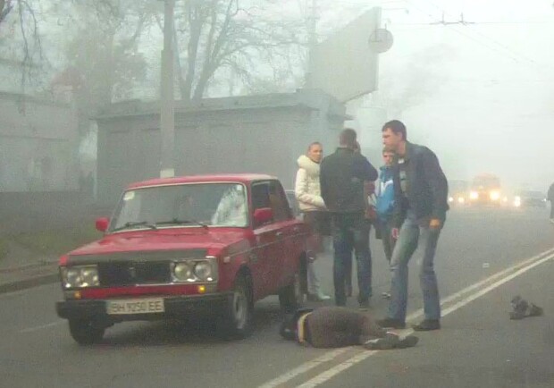 В туман водитель не заметил девушку, перебегавшую дорогу. Фото - пользователя Sandrick ("Одесский форум")